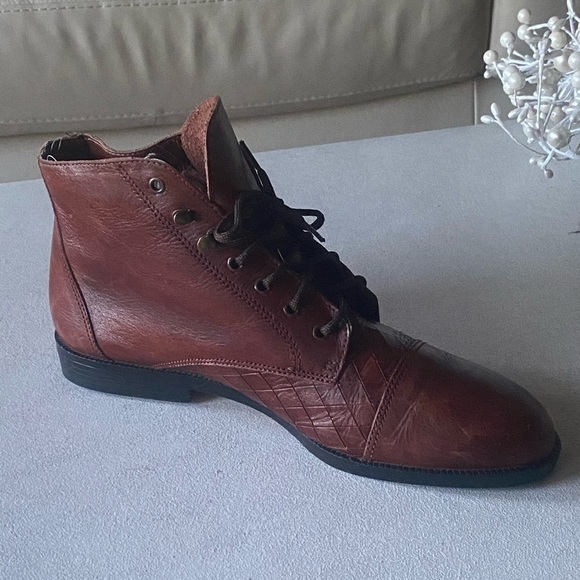 LEATHER COLLECTION Lace-Up Ankle Booties 5/8” Heel Brown Leather Women’s… - Picture 12 of 14